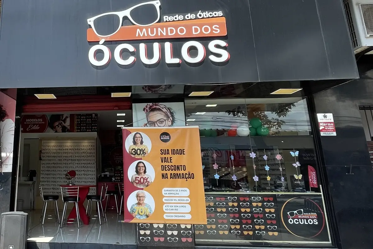 Fachada da loja do Jardim Amanda, com o letreiro do Mundo dos Óculos sobre a vitrine de armações