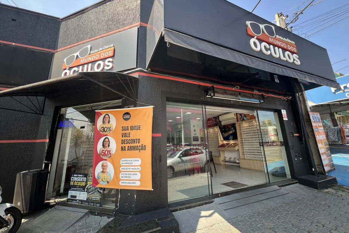 Fachada da loja do Centro, na esquina, com os letreiros do Mundo dos Óculos e a entrada aberta